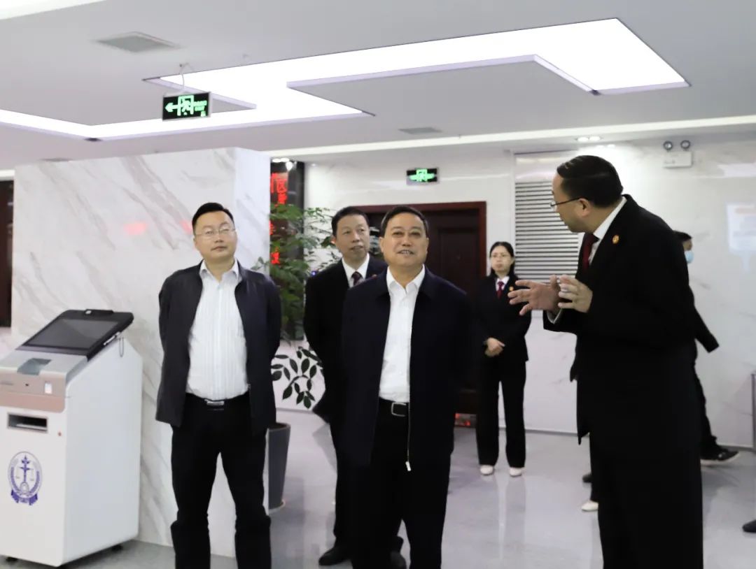 区委书记李国兴走访调研袁州区法院工作