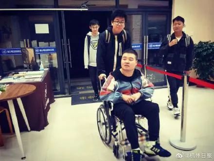 专升本考试,但他却凭着一股不放弃的精神,从小患脑瘫,22岁男孩朱家豪