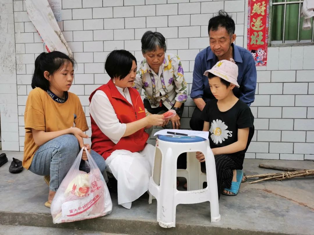 2020年6月21日,张彦杰为明扬镇父母双残的孩子黎俊秀及妹妹送去助学金