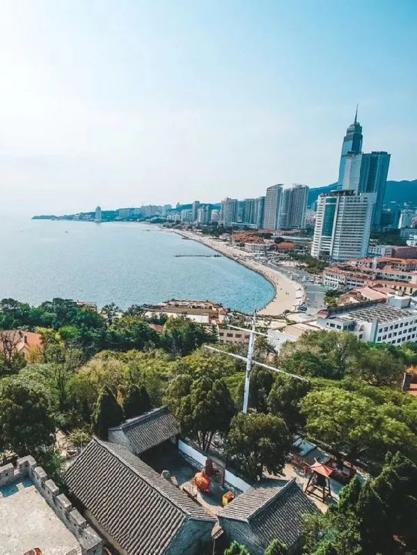 沿着朝阳街,一路向北走,来到三面环海,拥有秀丽景色的烟台山