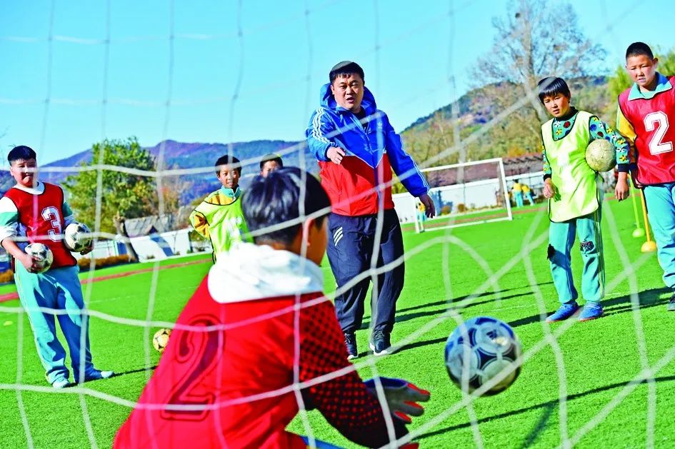 冠军传奇记溪湖区黑金小学体育教师朱兴宇和他的校园足球队