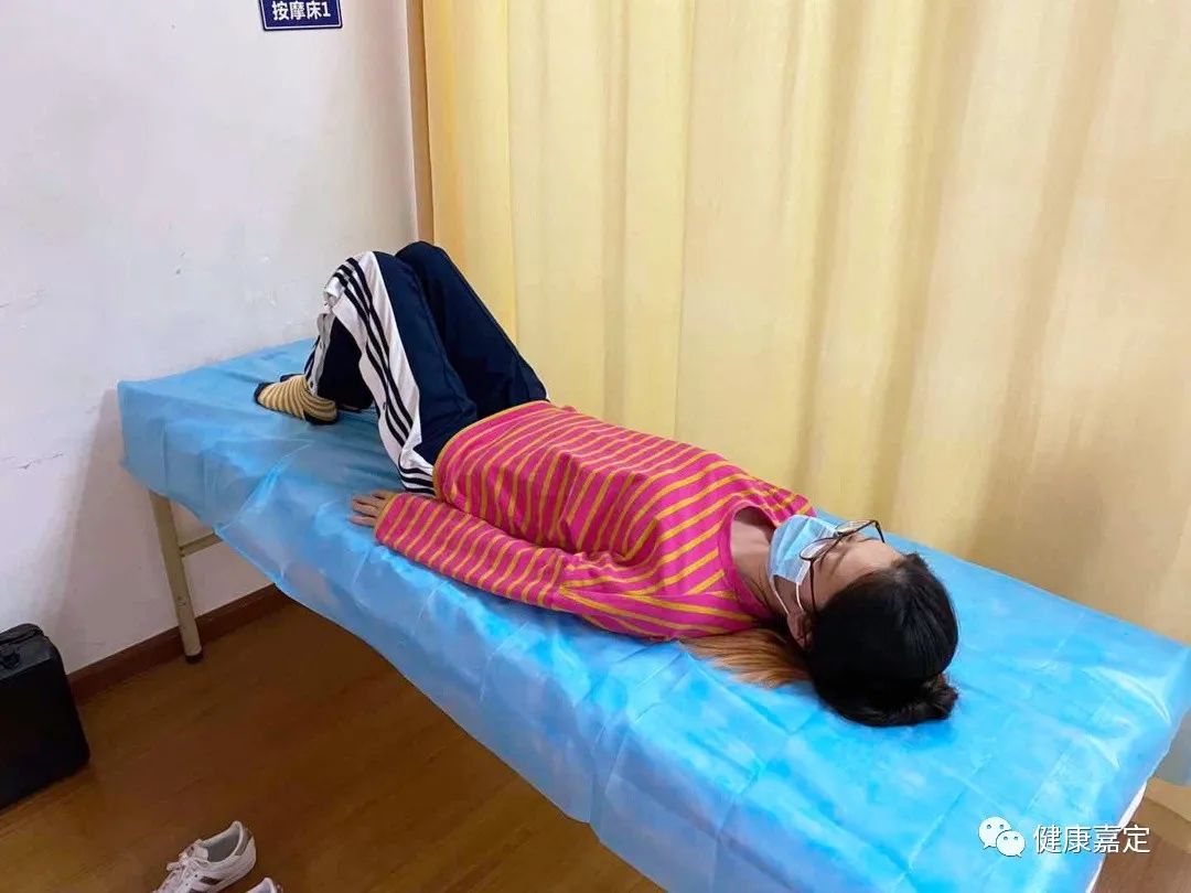 5仰卧位,屈髋屈膝,抬腰,双手置于腰后,腰部朝双手向下加压.