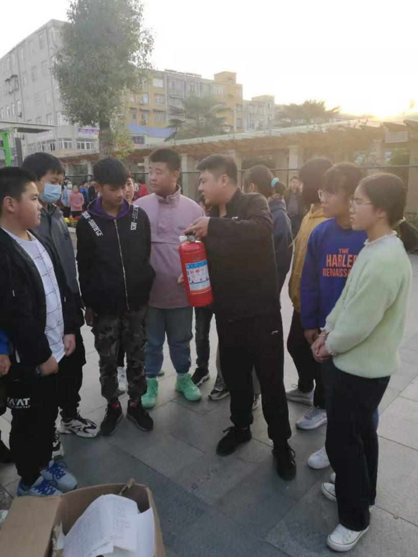 怀远县包集中学开展防震消防演练