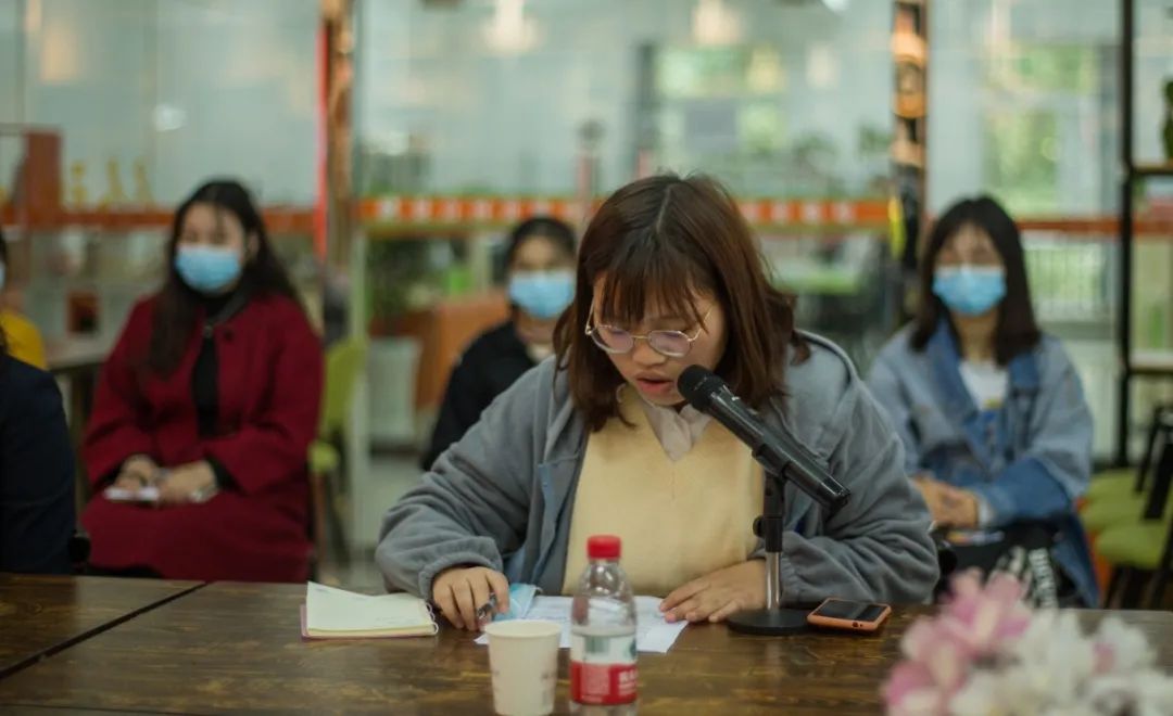 女大学生代表曹素琴,赵万雨,张思薇等分别就开展思想政治教育要突出