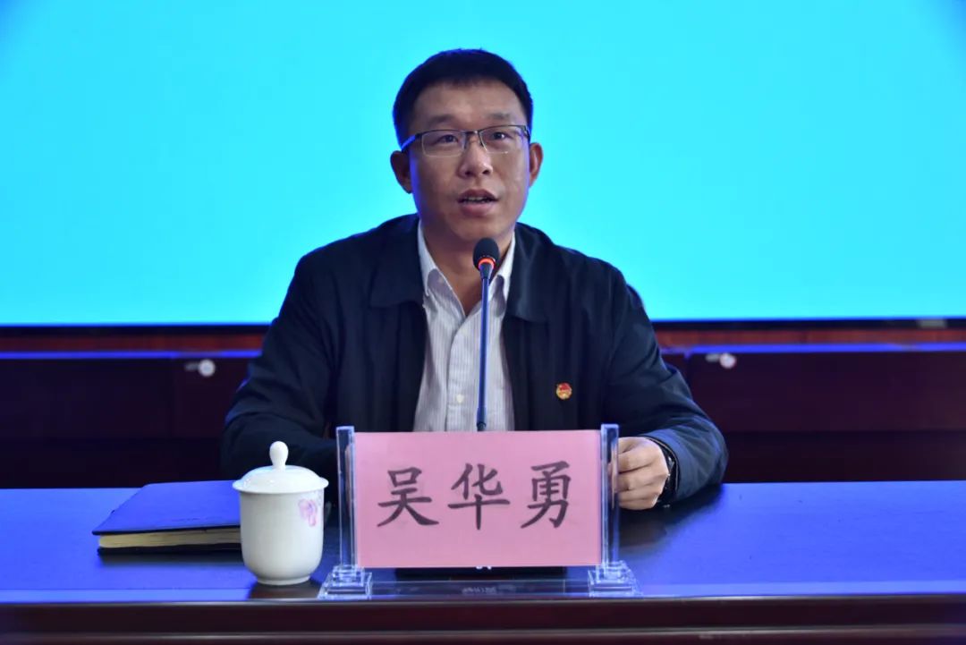 居易同志宣读表彰决定,并由团市委书记吴华勇向受表彰的集体颁发牌匾