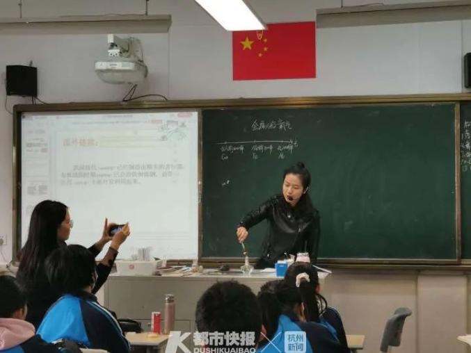 杭州一中学女老师上课把婚戒放火上烤:真金不怕火炼