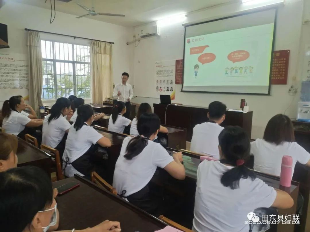 第一期培训班老师正在给学员培训