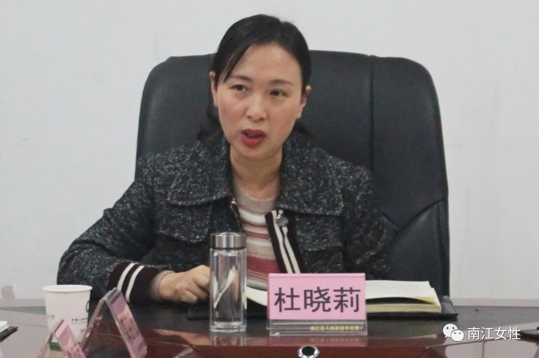 发放仪式上杜晓莉指出,妇女姐妹们要对"两癌"引起高度重视,定期检查