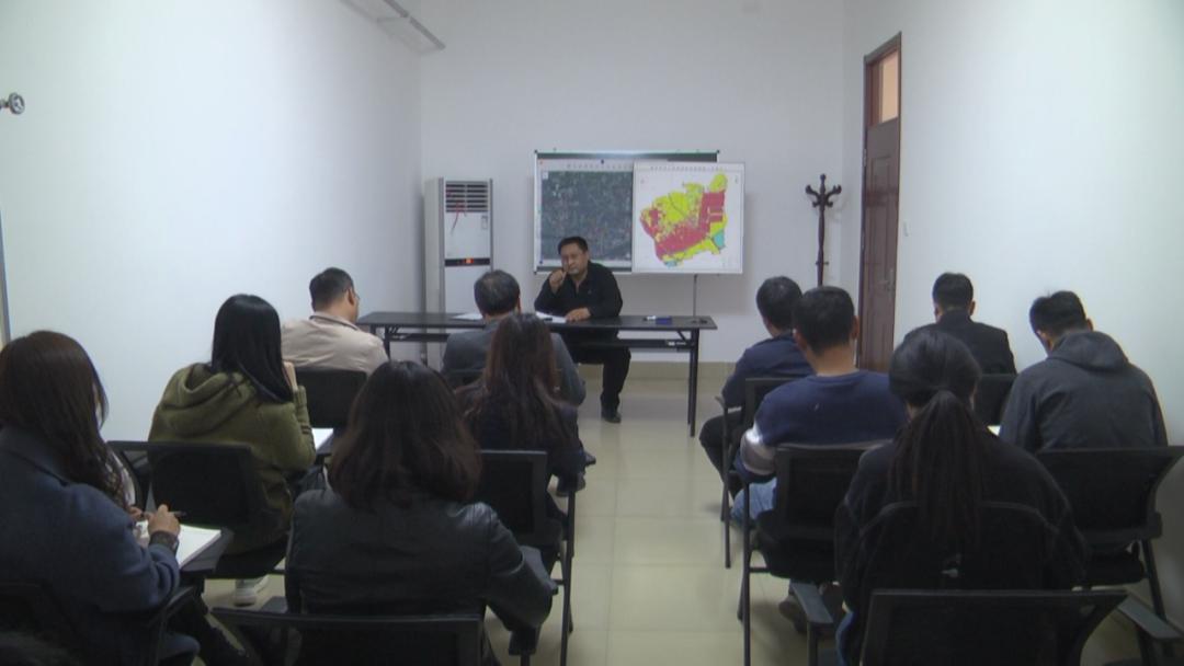 11月12日下午,博兴经济开发区经贸发展局局长曲金博走上讲台,为全局