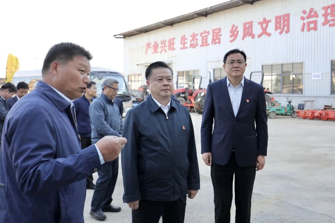 12日下午,市委副书记,市长徐曙海赴丹阳延陵镇东皇村联系点党支部开展
