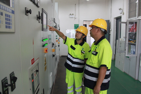 杨菊平（左）在生产一线指导工作。重庆市环卫集团供图华龙网-新重庆客户端 发