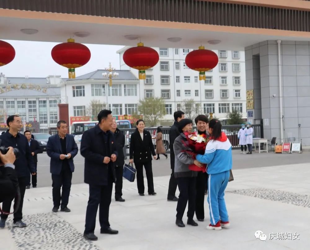 恩泽绵长耀八方金学助香兰赵11月13日上午,庆城县妇联在陇东中学报告