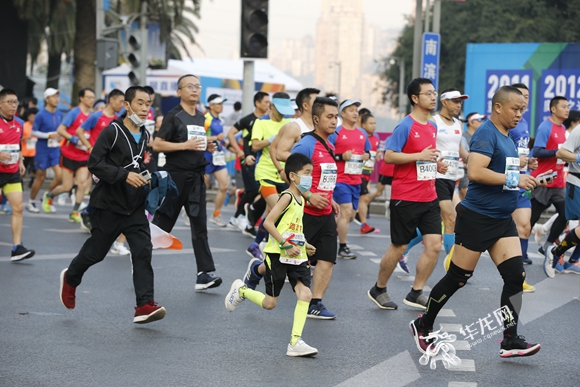 2020重庆马拉松鸣枪开跑!(最新发布)