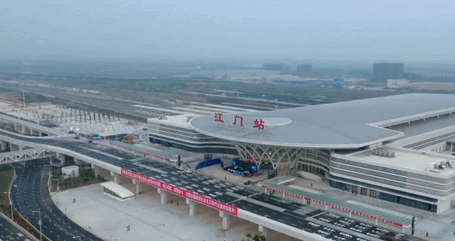 江门站首趟列车出发