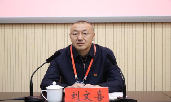带班领导,政府副县长刘文喜在开班仪式上讲话