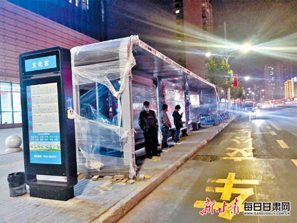 三面玻璃挡风又遮雨 新式公交站亭亮相兰州街头