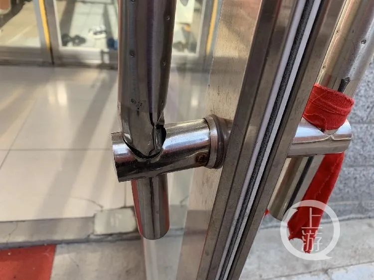 被害人呂某強行破門闖入,造成足療店大門損壞,修好後仍可看出變形嚴重。/記者 張瑩