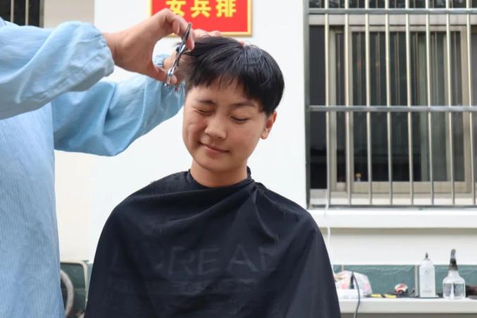 剪头发初见石子妤是在女兵排石子妤(左)与何竞杰(右)听听他们对这个