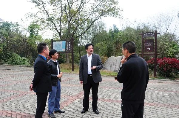 王少春还传达了全县创建文明城市暨疫情防控工作推进大会,县扶贫开发