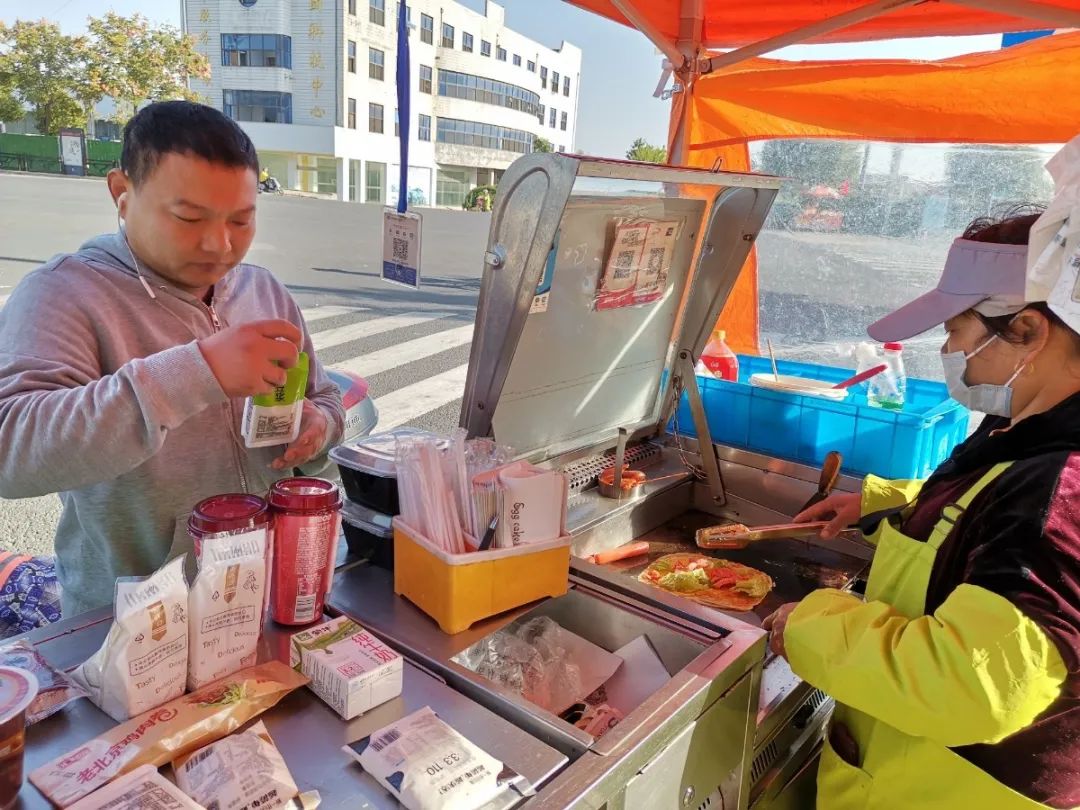 四次拾金不昧风格高丨早餐摊主暖心善举传递正能量