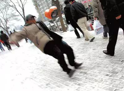 雪天跟骨科大夫学习防摔倒的走路姿势