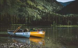独木舟单桨滑过育空河