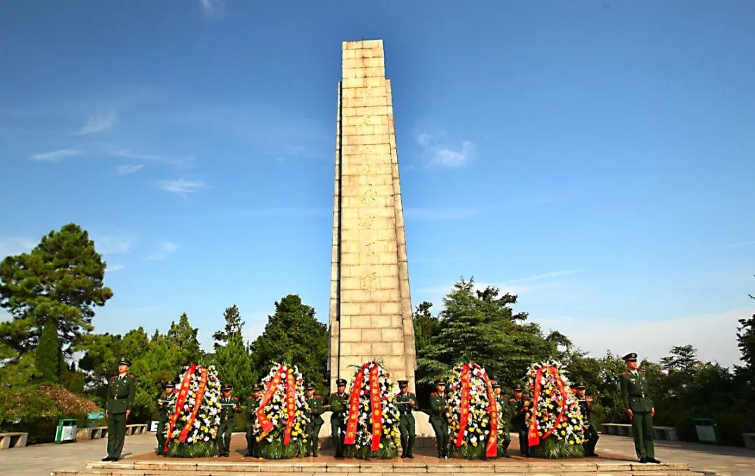 9月30日上午,时值全国第五个烈士纪念日,我市在濮塘革命烈士陵园纪念