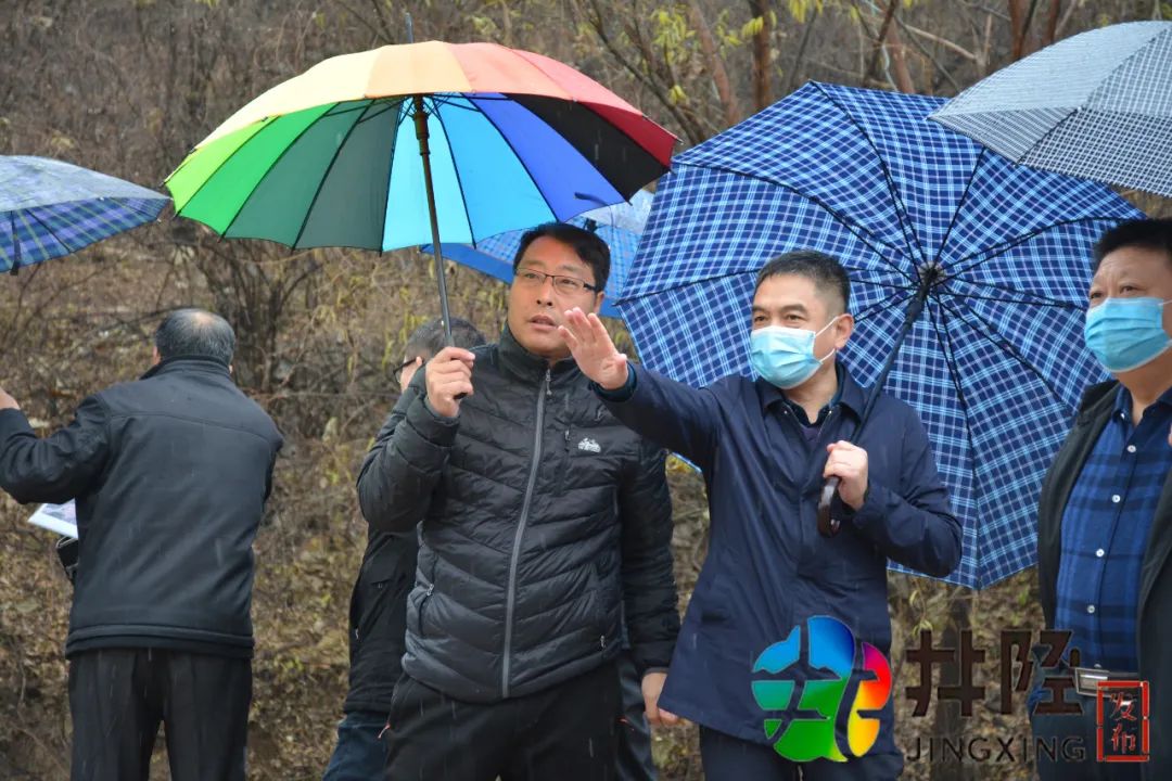 今天上午井陘縣長李傑冒著雨雪現場辦公