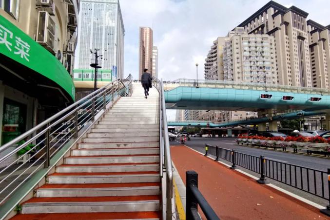 交通延安西路上两座人行天桥修缮一新长安路人行天桥启用