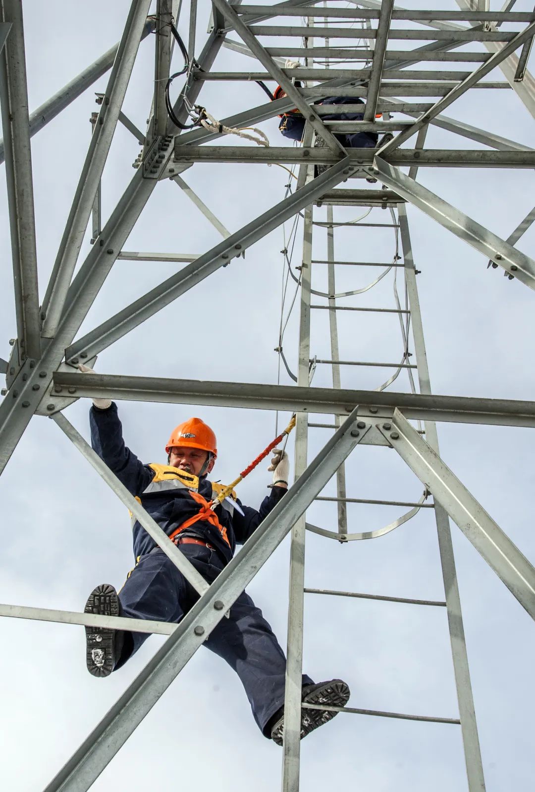 举着仪器搜索无线信号源,时而爬上铁塔调整天线,他们就是高铁通信塔工