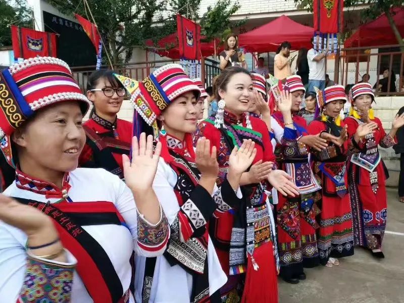 她在泸西县和弥勒市开的两家民族歌舞风情农家乐,带动了午街铺镇40余