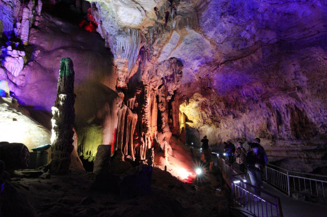 探秘史前溶洞赏房山自然生态地质奇观