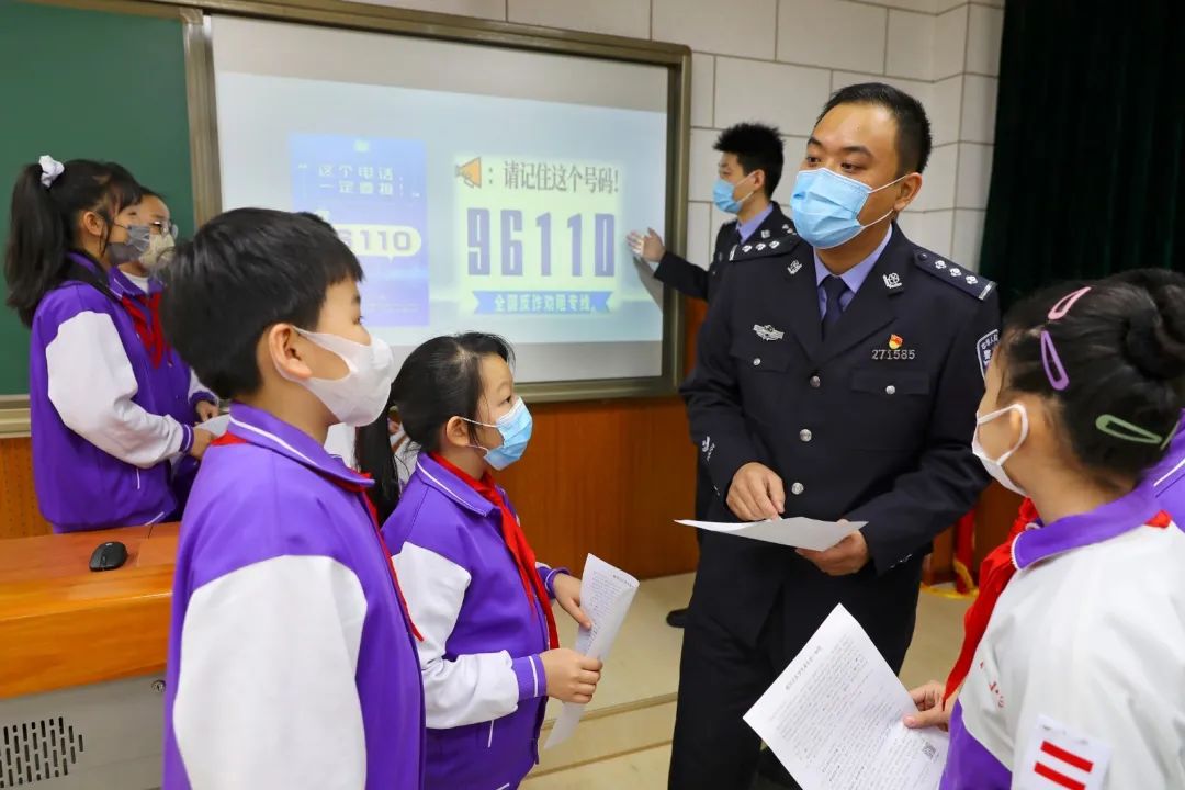 公安河北分局反诈专班民警到增产道小学开展"防骗安全小课堂"主题宣传