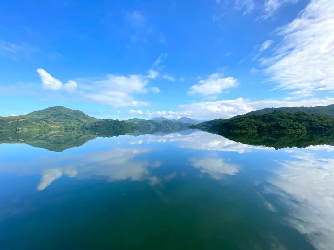 11月19日,育才生态区大隆水库波平如镜,青山倒映.李学仕 摄