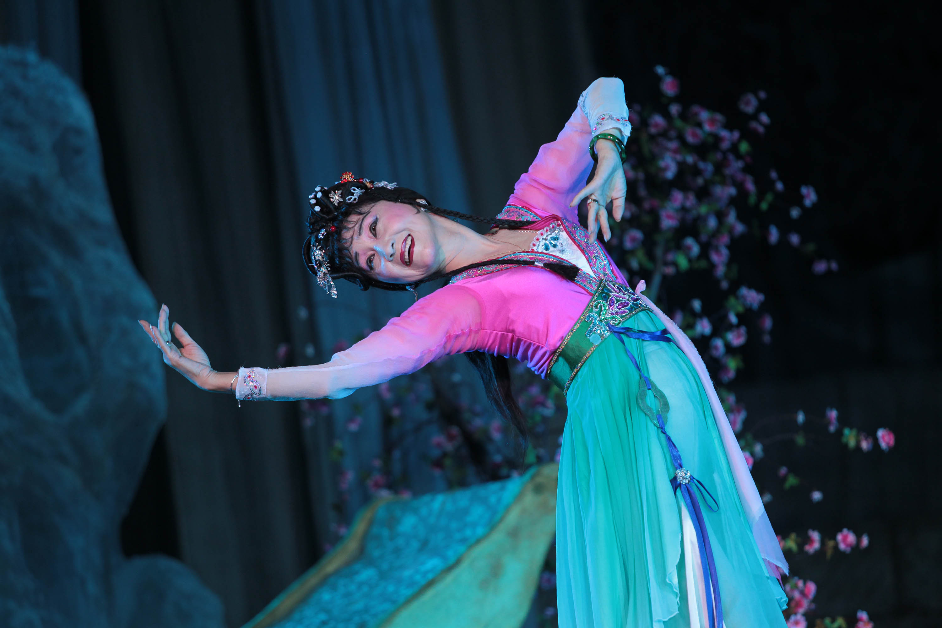 2012年6月26日,73岁的舞蹈家陈爱莲领衔主演的大型舞剧《红楼梦》