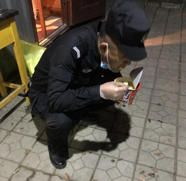 警察晚上执行任务图片图片