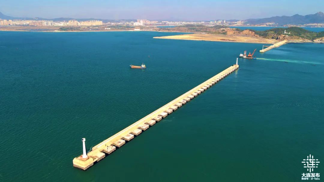 23亿元,该岛堤位于大窑湾海域内,在南,北防波堤之间,长643.