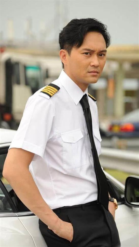 故事以航空业为题材,吴镇宇扮演的唐亦琛因为母亲坐飞机离开而立志