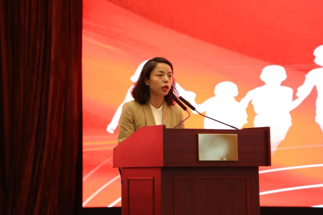 开班仪式上,团省委副书记董安宁为10名"青年讲师团"代表颁发聘书.