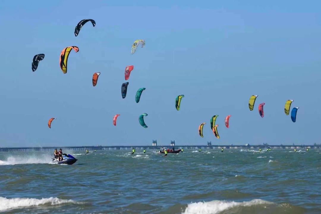 风筝冲浪驰骋海天海口的这个比赛冲上了人民日报