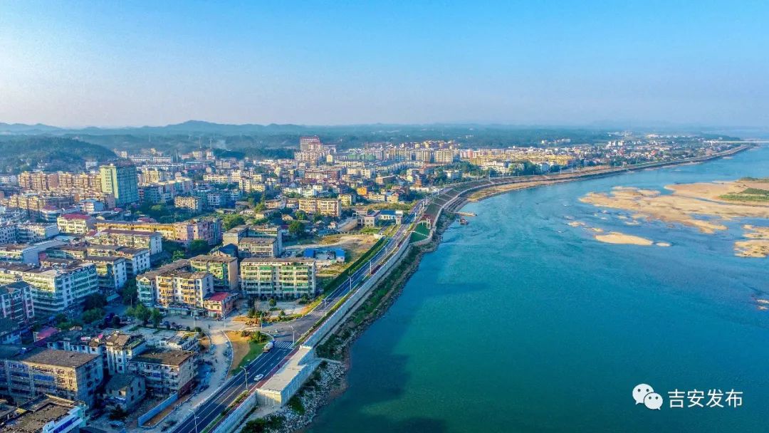 11月20日,记者来到峡江县巴邱镇,只见老百姓在沿江路悠闲散步,感受