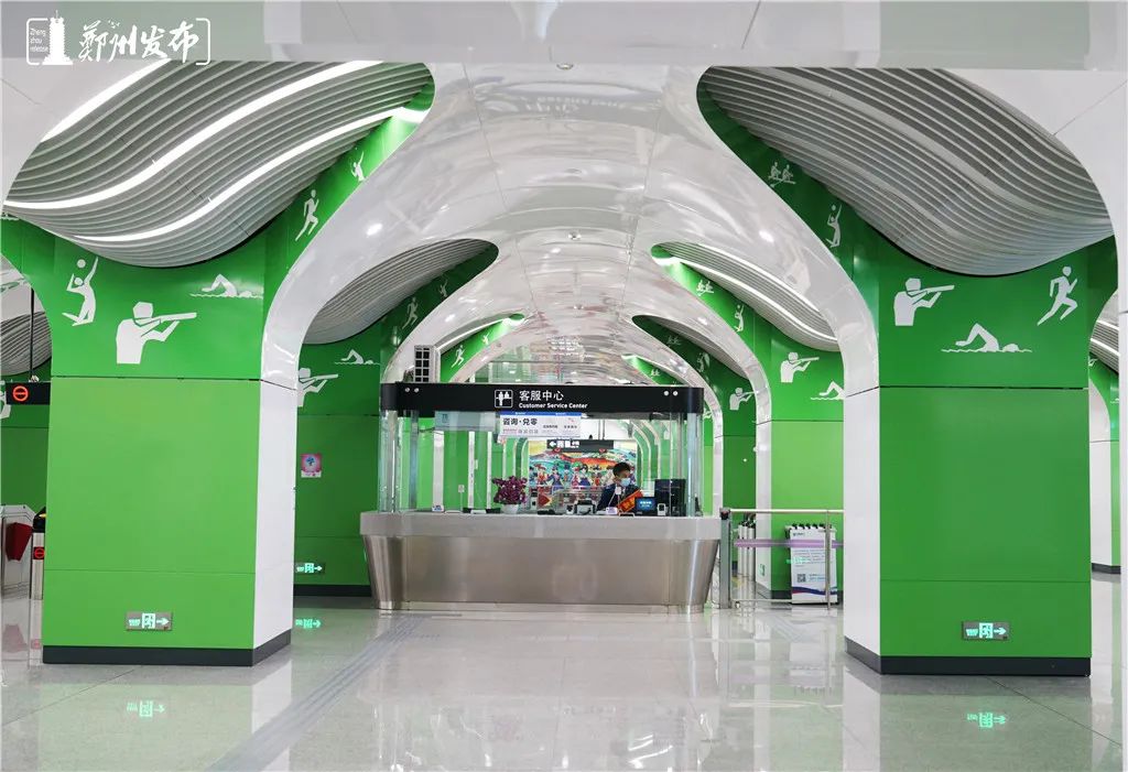 奥体中心站是我市目前唯一的体育主题特色车站.