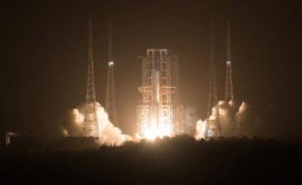 “嫦娥五号”探测器成功发射，我国首次开启地外采样