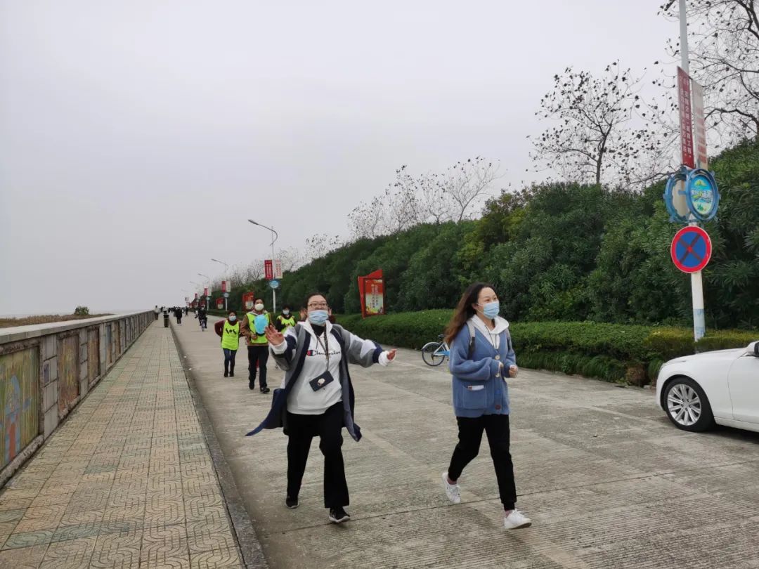 用脚丈量上美海湾美景!100余名健身爱好者迎风奔跑