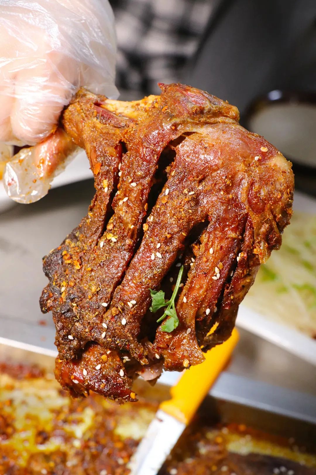 也可以让店员把羊肉切下来一条羊腿就可以卸下一盘肉喜欢吃辣的小伙伴