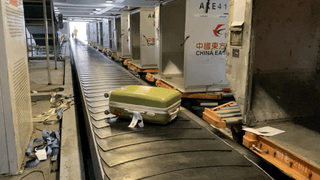 会跟随传送带到达行李分拣区.