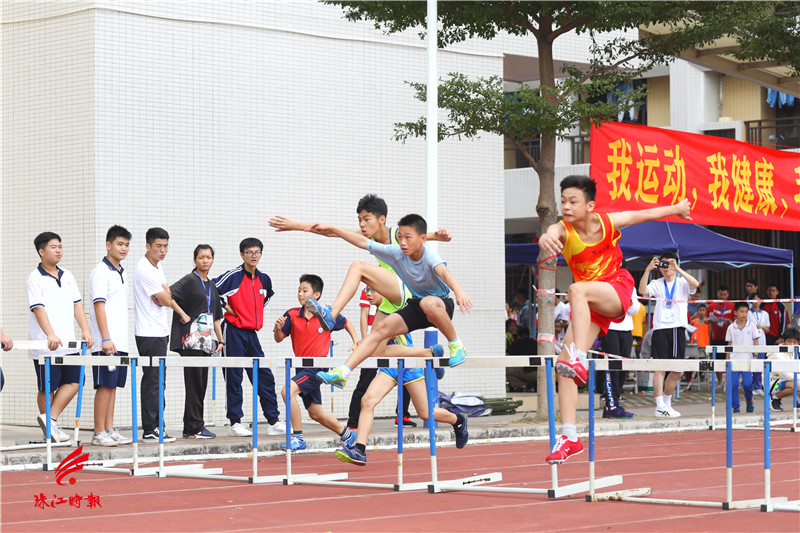 小學男子100m欄,運動員跨欄.