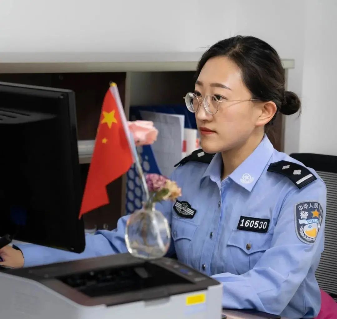 喀什地区女警飞毛腿郑轶