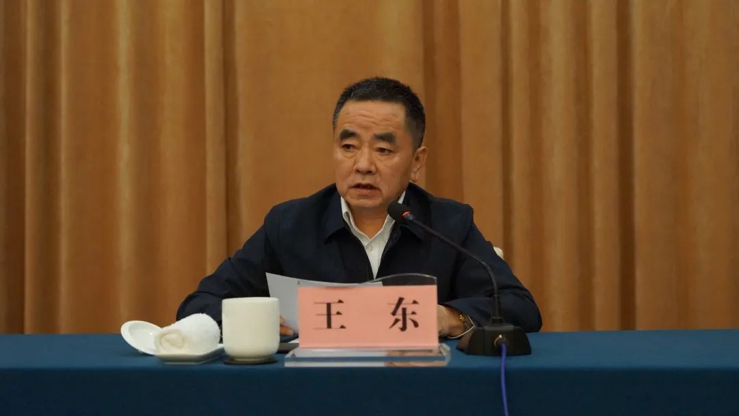 李长城作表态发言.