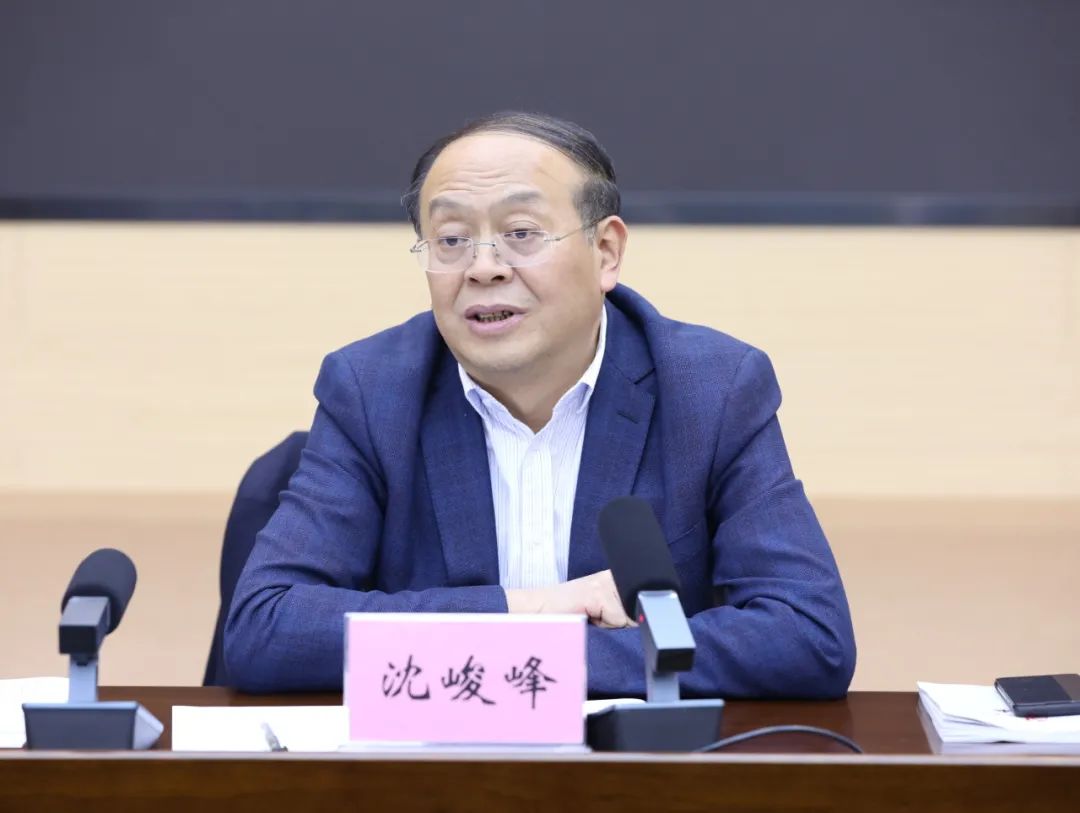 沈峻峰在县党政例会上强调坚定信心乘势而上确保实现全年目标